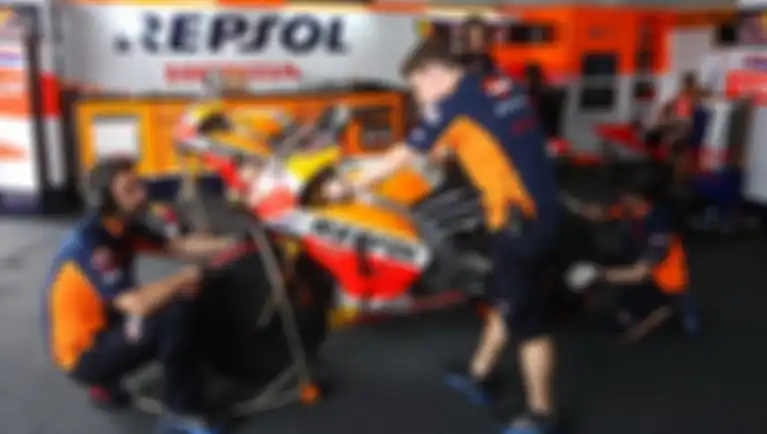 Suasana mekanik di paddock tim