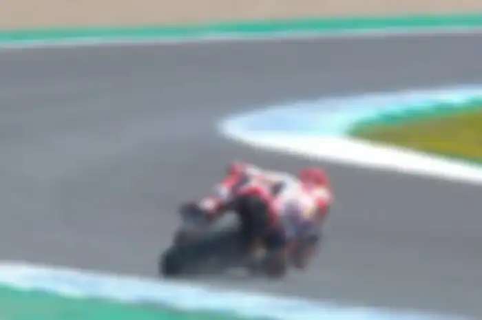 Marc Marquez hampir celaka akibat kehilangan traksi roda belakang.