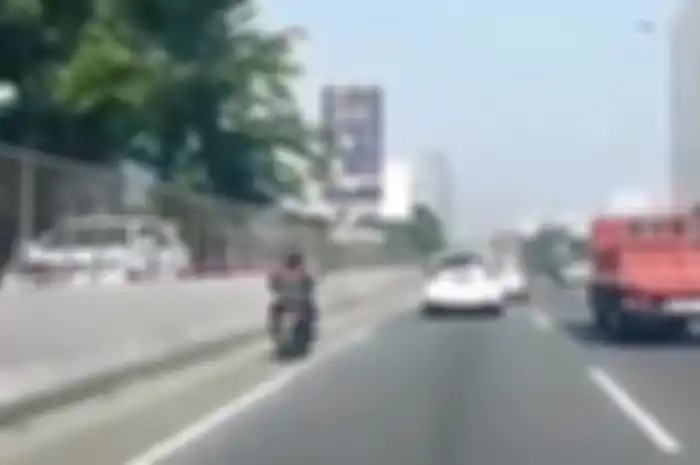 Permotor melintas di jalan tol Tomang arah Tangerang pada Jumat (24/5/2019).