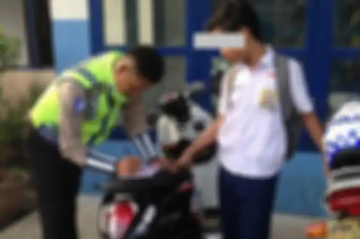 Pemotor langsung dipenjara 4 bulan atau denda Rp 1 juta, gak punya SIM masih nekat naik motor?