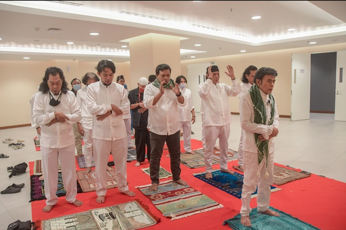Melihat raja dangdut Rhoma Irama mengunggah foto duka, Umi Elvy Sukaesih mengirimkan bela sungkawa.
