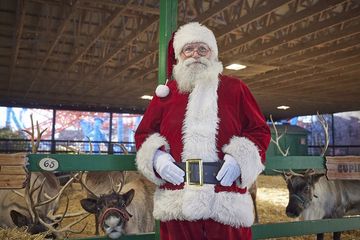Karakter Sinterklaas muncul di Belanda sebagai orang suci yang baik hati dan murah hati. Ia secara ajaib dapat memasuki rumah melalui pintu atau cerobong asap yang terkunci. Sinterklaas kemudian meninggalkan jejak hadiah untuk anak-anak kecil di musim dingin. 