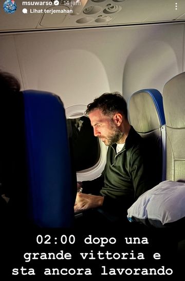 Mirwan Suwarso mengunggah foto Cesc Fabregas tengah bekerja hingga dini hari pada Instagram Story pribadinya.