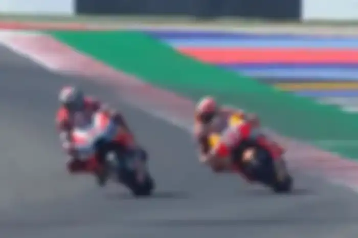 Jorge Lorenzo saat menyalip Marc Marquez di MotoGP San Marino pekan lalu.