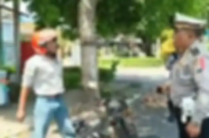 Pemotor tantang polisi berkelahi karena tolak ditilang di Lumajang, Jatim.