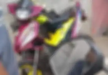 Jupiter MX Remuk Nyaris Patah Dua Usai Hantam Tiang, Pengendara Terkapar Masuk Parit