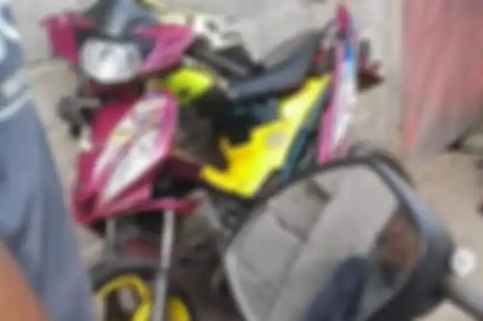 Jupiter MX hancur usai tabrak tiang, pengendara terluka.