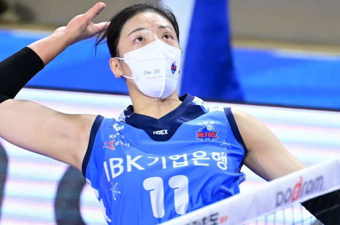 Pebola voli putri Hwaseong IBK Altos, Yuk Seo-young (outside hitter) dalam pertandingan Liga Voli Korea melawan Hi-Pass di Hwaseong Indoor Gymnasium, Jumat (27/12/2024).