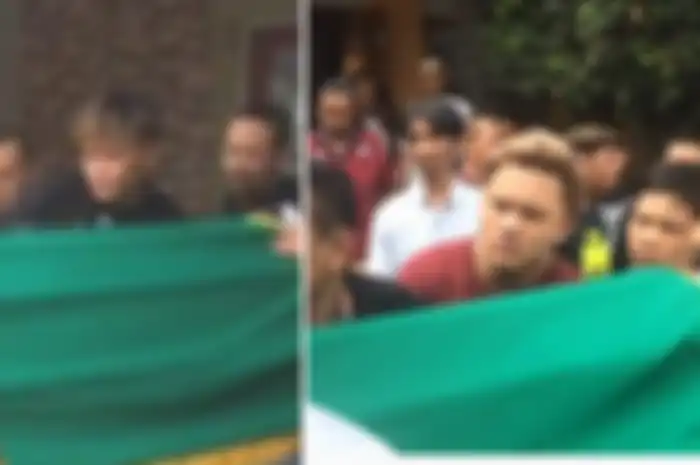 Sule dan Rizky Febian Gotong Keranda Jenazah Lina ke Peristirahatan Terakhirnya