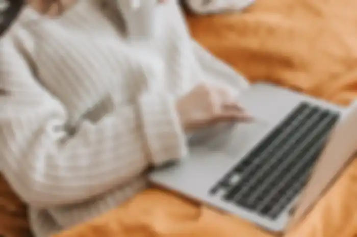 Bahaya menaruh laptop di atas kasur.