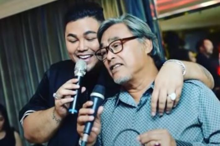 Kenang Foto sang Ayah Setahun Sebelum Tiada, Ivan Gunawan Bercucuran Air Mata Dalam Konser Terbarunya: Aku Nggak Tahu Papa Sebangga Itu Sama Aku