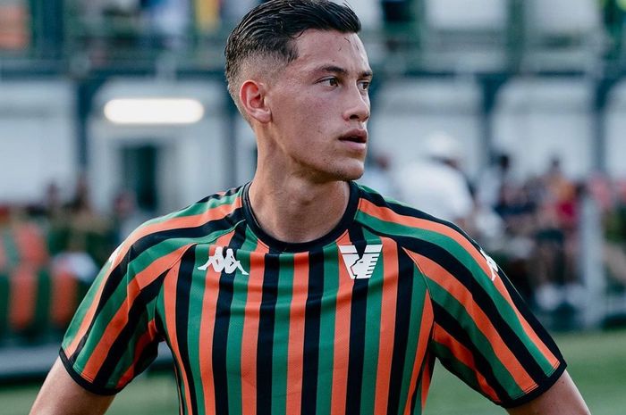 Bek Venezia FC, Jay Idzes yang jadi calon pemain naturalisasi teranyar timnas Indonesia.