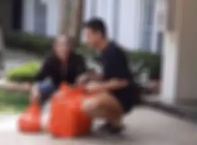 Mpok Atiek jualan puding di depan rumah Raffi Ahmad 