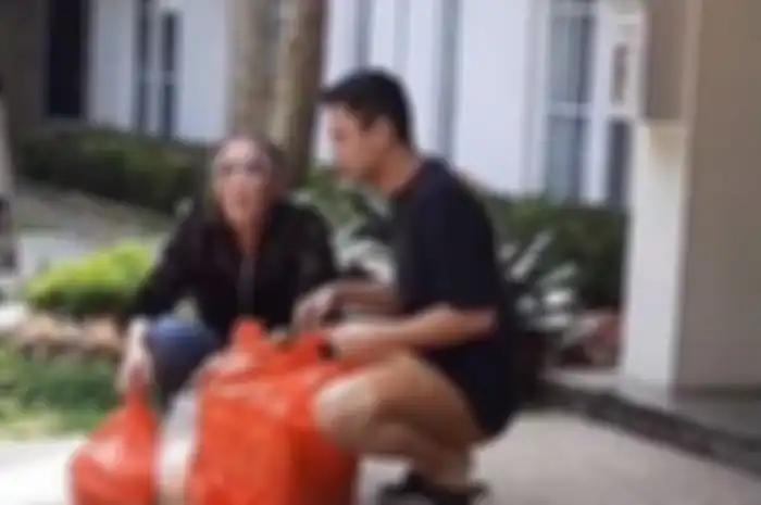 Mpok Atiek jualan puding di depan rumah Raffi Ahmad 
