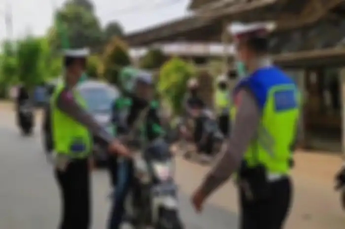 Petugas melakukan pemeriksaan terkait penerapan PSBB.