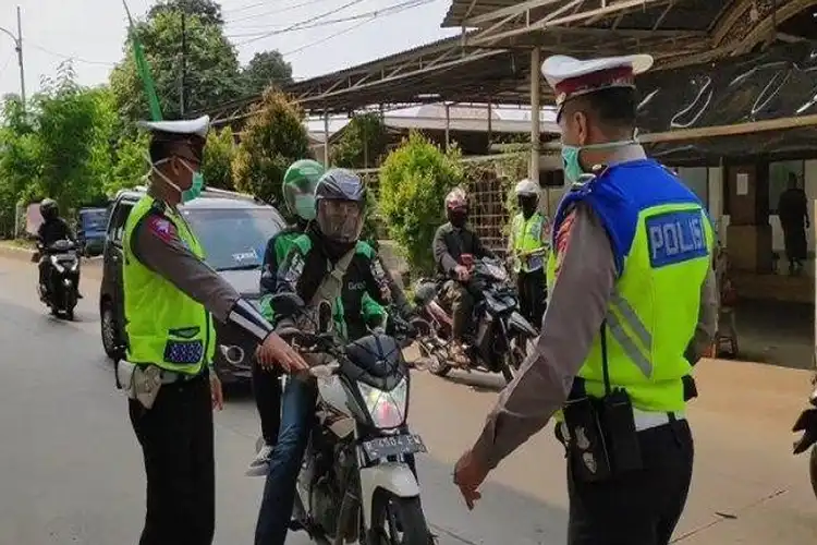 Bikers Pasti Banyak yang Bingung, Kenapa Para Pelanggar PSBB Enggak Ditilang Polisi?
