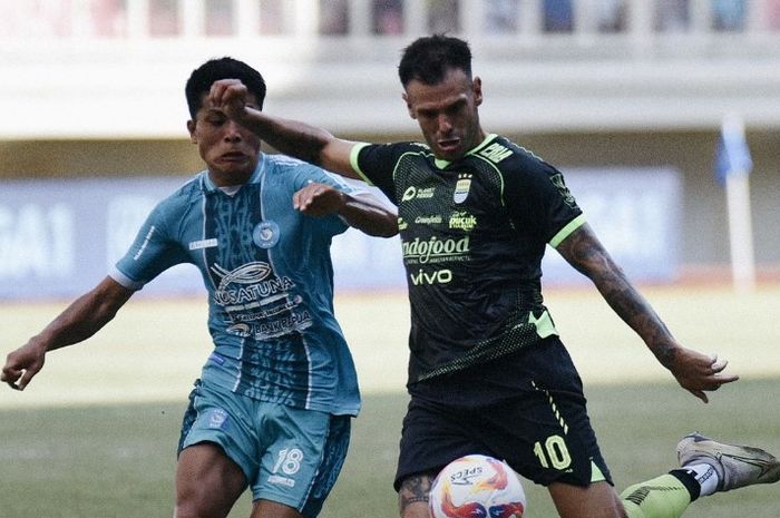 Suasana pertandingan pekan ke-18 Liga 1 2024-2025 antara PSBS Biak melawan Persib Bandung, di Stadion Lukas Enembe, Jayapura, Sabtu (11/1/2025).