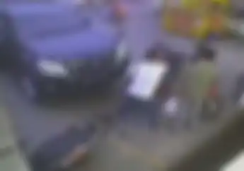Ditanya Kenapa Gak Melawan Dipukuli Sopir Mobil Mewah di Minimarket, Ibu Korban Kaget Anaknya Bilang Begini