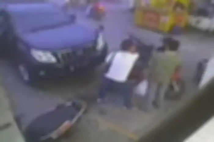 Ibu korban kaget anaknya bilang begini setelah dipukuli dan ditendang sopir mobil mewah di depan minimarket di Medan, Sumut