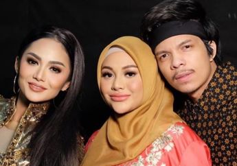  Gelar Diva Nasional Tak Bikin Krisdayanti Gengsi Makan Bakmi di Bawah Rel Kereta Api Bareng Anak dan Menantu, Begini Ekspresi Atta Halilintar dan Aurel saat Nongkrong Bareng sang Anggota DPR