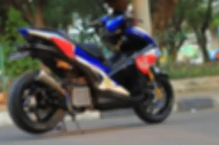 Yamaha Aerox pakai livery Pramac Racing.