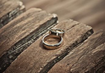 Atas Nama Kesetiakawanan, Sepasang Pria Lansia Ini Menikah Usai Puluhan Tahun Hidup di Bawah Atap yang Sama, Padahal Sudah Punya Istri dan Anak