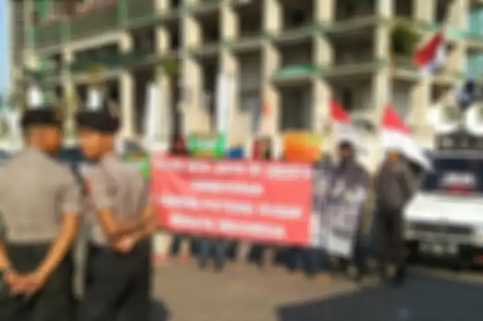 Sejumlah massa melakukan aksi penolakan di hari kedua We The Fest 2019