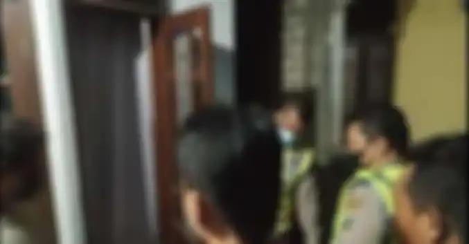 Pria ini kaget saat pergoki istri selingkuh di ruang tamu.