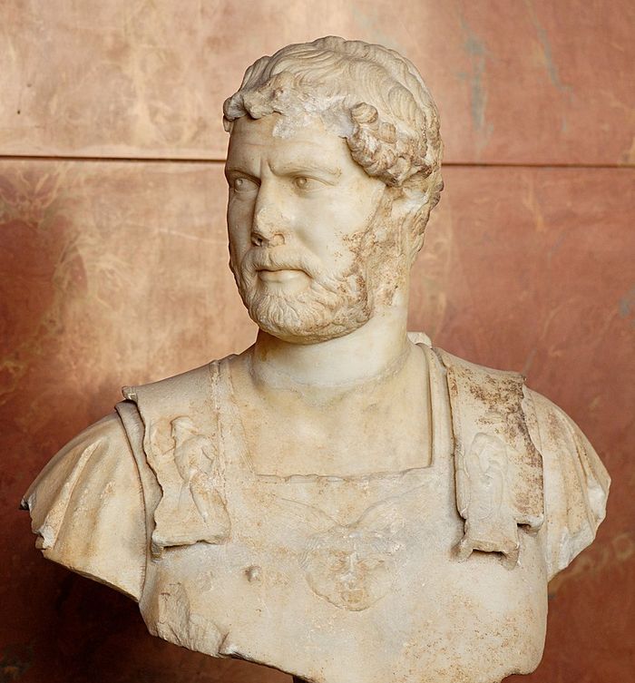 Sebagai kaisar, Hadrian memiliki ketakutan jika suatu saat dibunuh oleh musuhnya. Didorong oleh rasa takutnya, ia mengunjungi hampir setiap provinsi di kekaisaran. Sang kaisar turun tangan untuk menyelesaikan perselisihan dan menyebarkan niat baik kekaisaran.