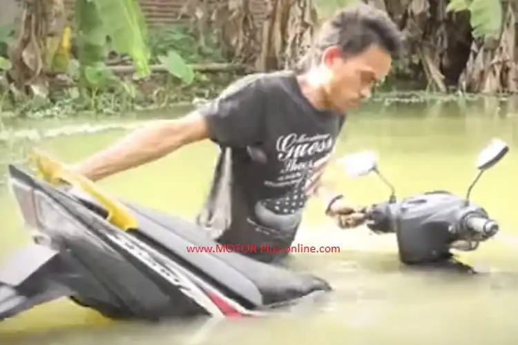 Banjir Bikin Was-was Pemotor, Video Simulasi Motor Direndam Selama Tiga Hari, Komponen Apa Saja yang Rusak?