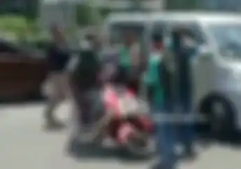 Ricuh di Depan Sarinah, Pengendara Yamaha NMAX Tumbang Diseruduk Gran Max, Kaca Spion Ditampar