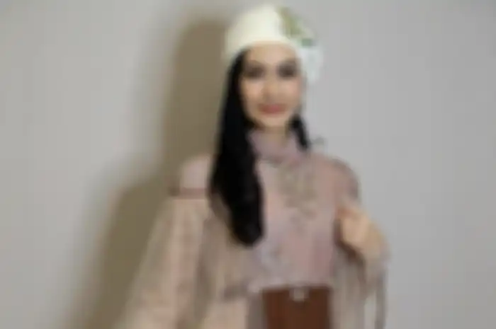 Bertubi-tubi Lakukan Kesalahan Saat Tampil di TV, Iis Dahlia Malah Asyik Pamer Baju Bikin Netizen Geram!