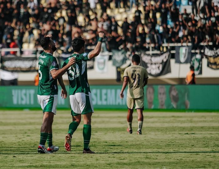 Suasana pertandingan antara PSS Sleman melawan Arema FC di Stadion Manahan, Senin (15/4/2024).