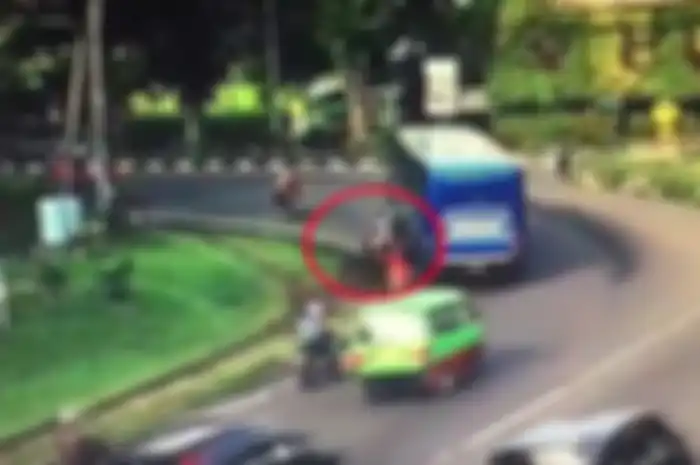 Menyalip dari sebelah kiri harus paham tekniknya, jangan sampai jadi korban.