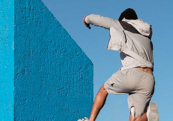 Arti Mimpi Melompati Dinding Tanda Kesuksesan Sudah di Depan Mata, Jangan Menyerah Dulu!