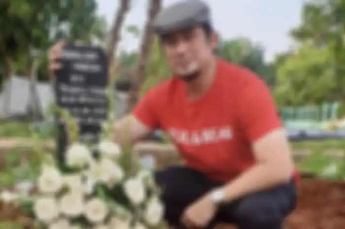 Bintang sinetron Tukang Ojek Pengkolan (TOP), Tengku Firmansyah unggah foto duka. Istrinya terpekur di sisi makam yang masih basah.