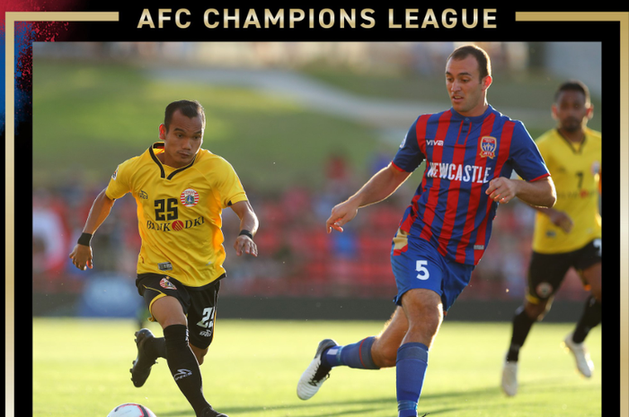 Riko Simanjuntak (kiri) dikawal Ben Kantarovski dalam partai Kualifikasi Liga Champions Asia antara Newcastle Jets vs Persija Jakarta di McDonald Jones Stadium, 12 Februari 2019.