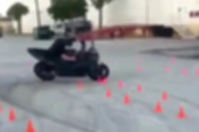 Melewati jalan sempit dengan skill tinggi