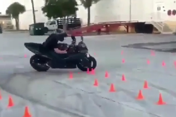 Melewati jalan sempit dengan skill tinggi