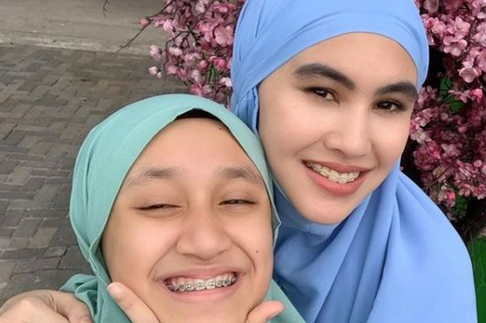 Kartika Putri bersama anak sambungnya, Syarifah Syahratu Salwa.