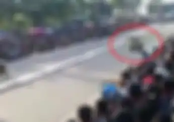 Greget! Video Pembalap Wanita Saling 'Sikat' Sampai Terseret Diaspal