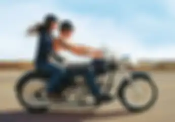 Fakta! Gaya Bonceng Ala Cewek Nakal Ternyata Jauh Lebih Aman