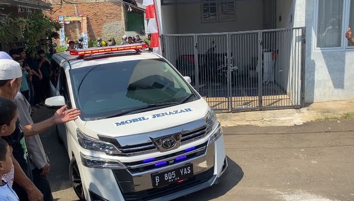 Jenazah Mpok Alpa tiba di rumah duka di kawasan Ciganjur, Jakarta Selatan, Jumat (15/8/2025).