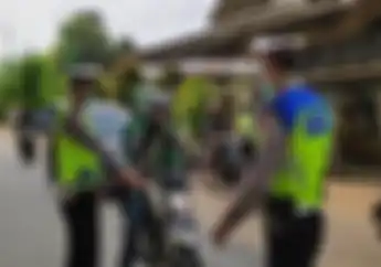 Tidak Hanya Penyekatan, Polisi Lakukan Razia Buat Penyedia Jasa Mudik Gelap Di  Online
