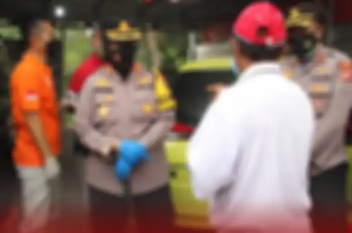 Suami korban (bertopi merah) grogi dicecar pertanyaan kunci soal pembunuhan di Subang, Jawa Barat.
