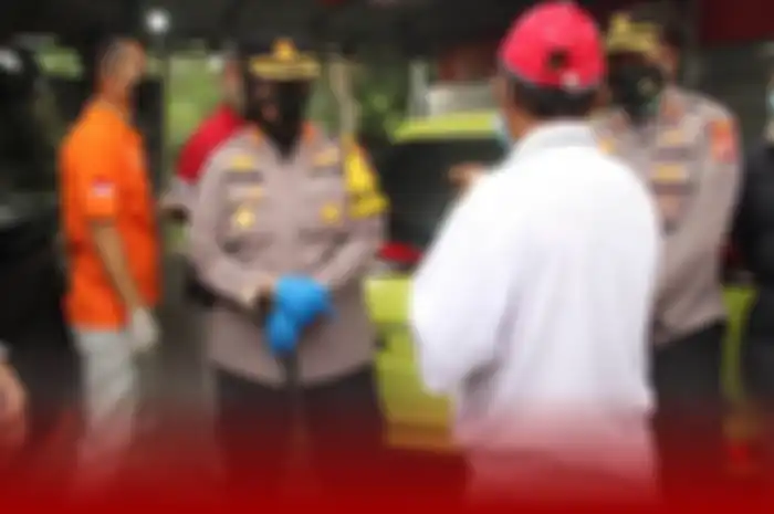 Suami korban (bertopi merah) grogid dicecar pertanyaan kunci soal pembunuhan di Subang, Jawa Barat.