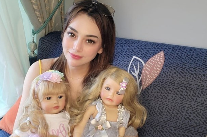 Celine Evangelista dan bonekanya
