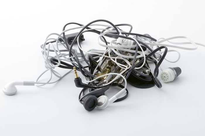 Ilustrasi headset yang berantakan