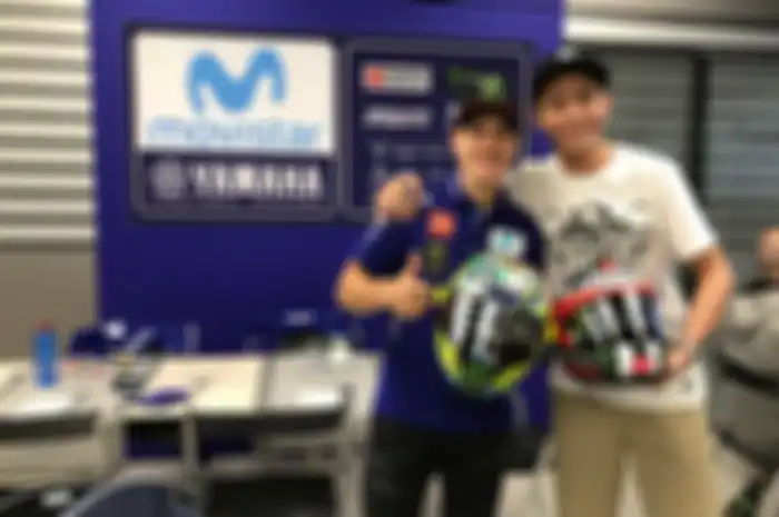 Maverick Vinales dan Valentino Rossi bertukar helm