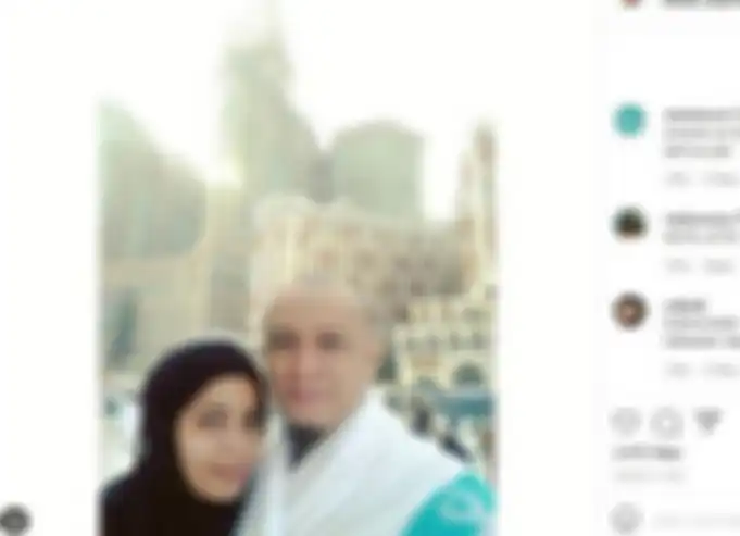Yogi Finanda saat umrah bersama istri 
